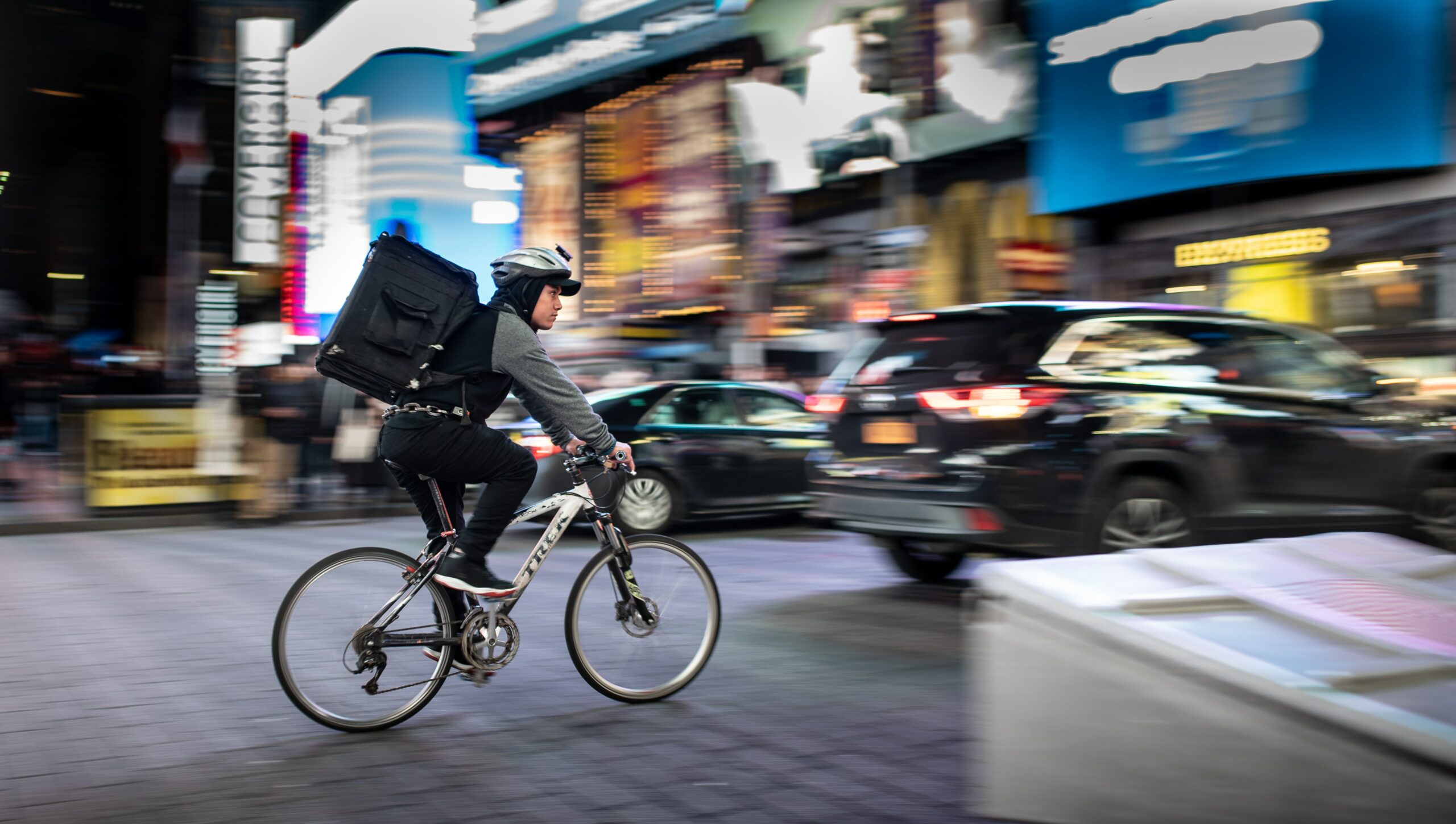 imagen de stock de un hombre trabajando en entregas a domicilio en su bicicleta para representar el emprendimiento Rappi.